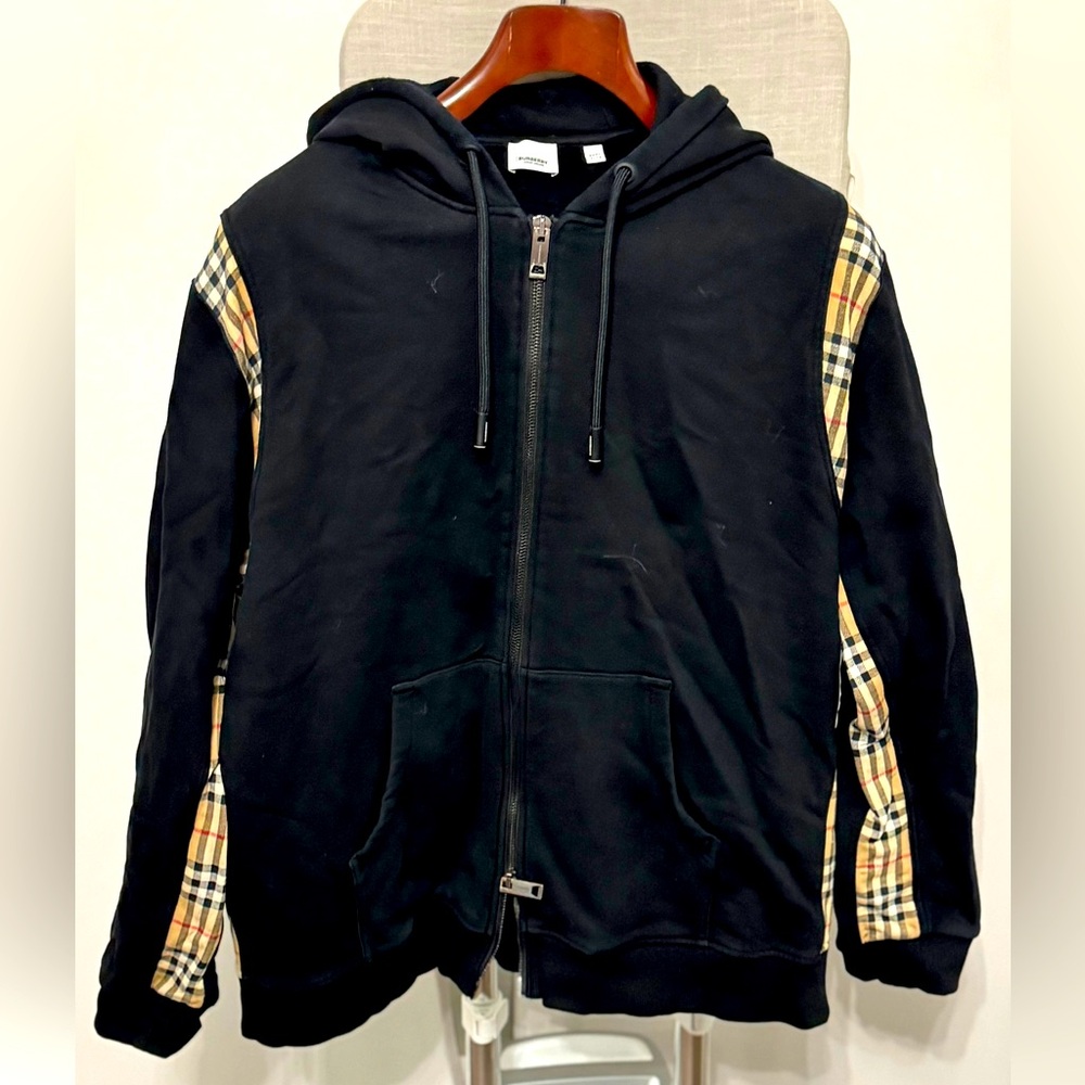 Burberry Tracksuit – Timeless Elegance, Modern Comfort
